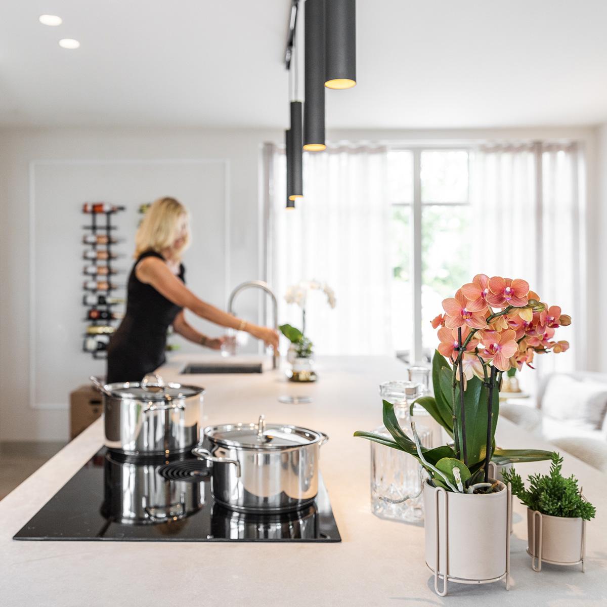 Kolibri Orchids | COMBI DEAL van 2 oranje Phalaenopsis orchideeën - Bolzano - potmaat Ø9cm bloeiende kamerplant - vers van de kweker