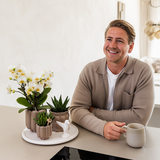 Kolibri Orchids | Gift Set Slow Living | Groene planten met witte Phalaenopsis orchidee Lausanne in keramieken sierpotten beige op wit dienblad